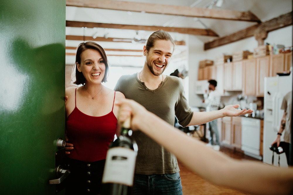 media-how-to-host-a-housewarming-party-after-the-move